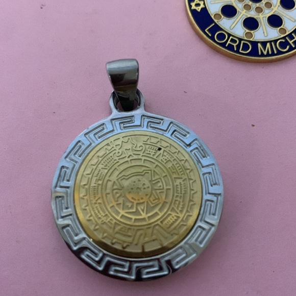 Four assorted pendants - Picture 4 of 7